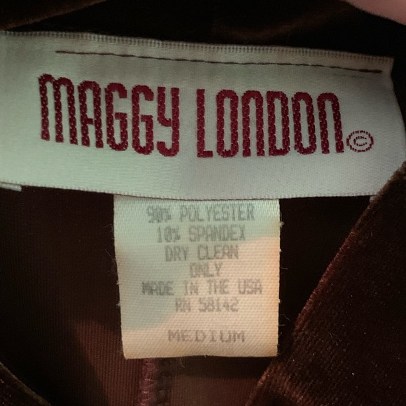 Sleeveless, long, stretch-velvet dress. - Picture 2 of 3